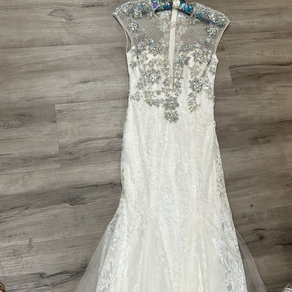 Cinderella Divinie White lace crystal embellished upper gown size 6 women’s - Picture 16 of 16